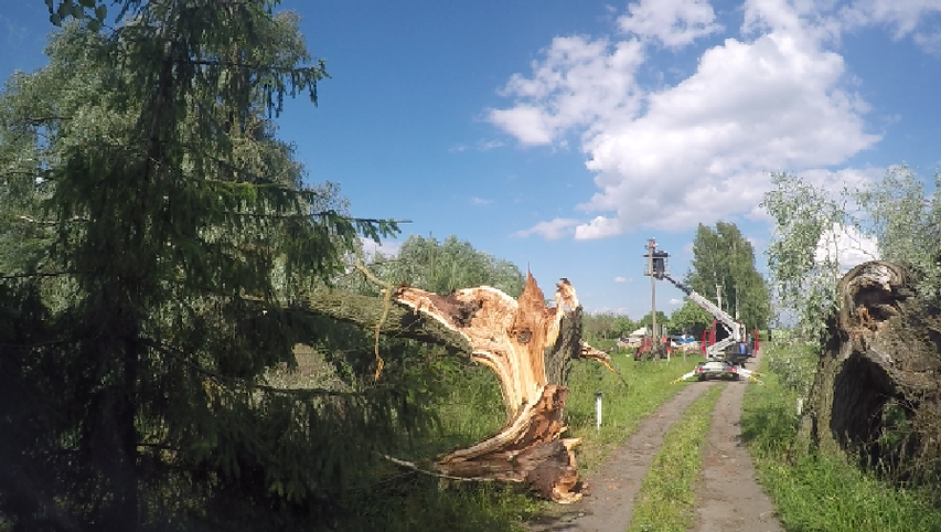 Esant stipriam vėjui negalima artintis prie elektros tinklo įrenginių: keturi svarbiausi patarimai