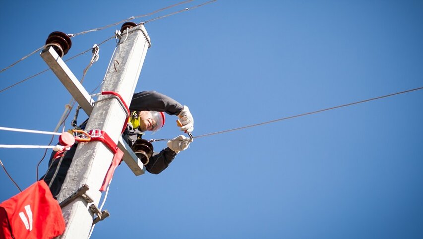 Elektros tinklas plečiamas po žeme: šiemet nutiesta per 600 kilometrų elektros kabelių...