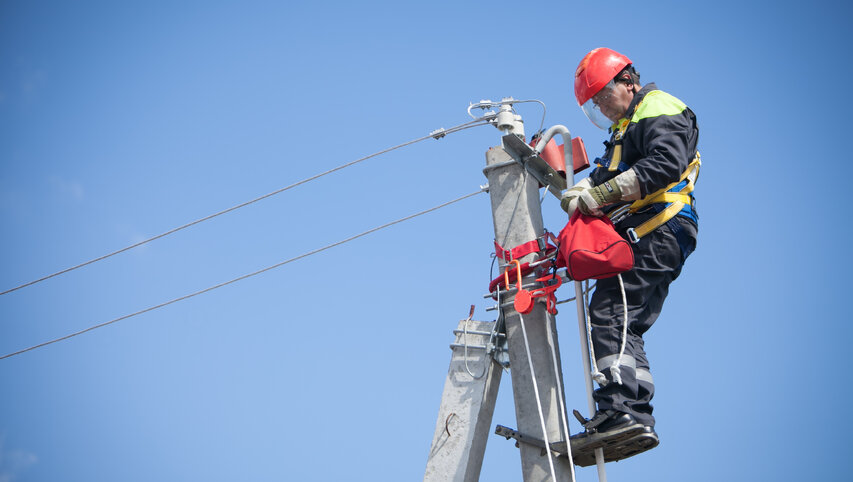 Dėl elektros tinklo pažeidimo Vilniaus Šv. Ignoto ir Totorių gatvių sankryžoje