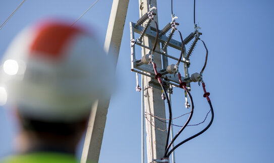 Prasidėjus žemės darbams – ūkio technika kliudo elektros atramas