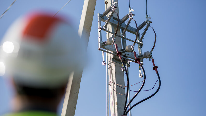 Prasidėjus žemės darbams – ūkio technika kliudo elektros atramas