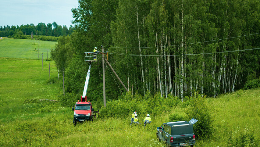 Energetikų Joninės – elektra buvo atstatinėjama dieną ir naktį, pasitelkti sraigtasparniai